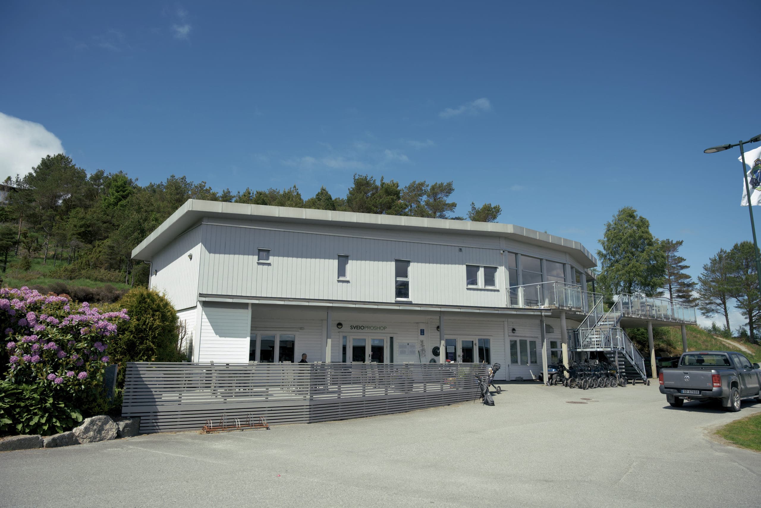 Klubbhuset på Haugaland Golfbane Sveio med terrasse og proshop